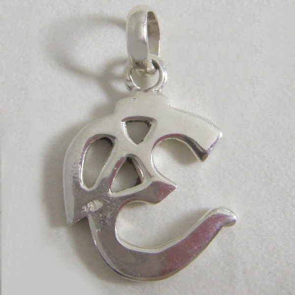 (p1396)Silver pendant motif charm "OM".